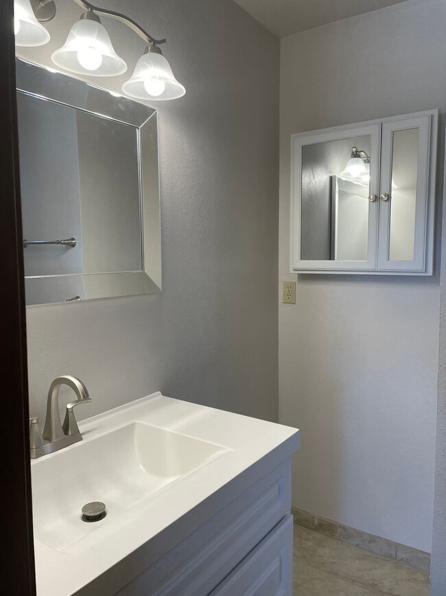 Building Photo - New remodeled townhome!