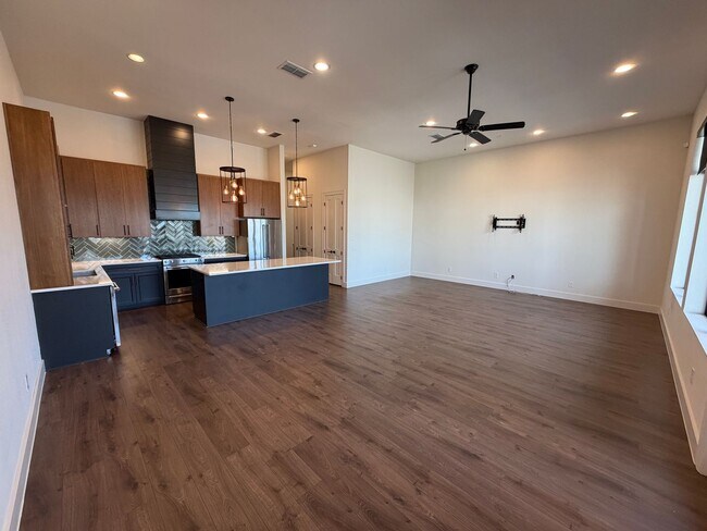Building Photo - Town Creek CONDO! Large Balcony / Fridge, Washer, Dryer Included / Garage / NBISD