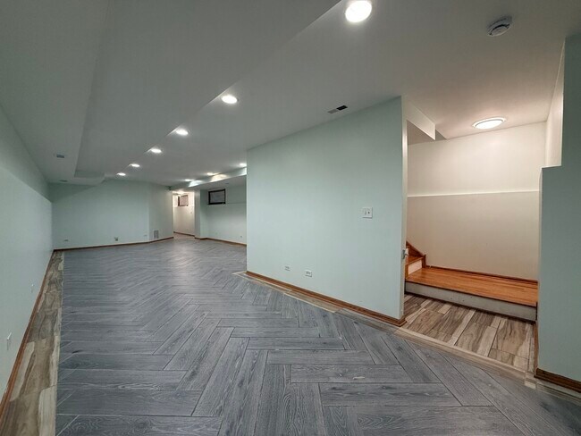 Building Photo - 2207 W Warren Blvd