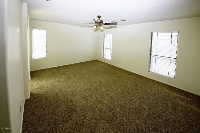 Building Photo - BEAUTIFUL 4 BED 2.5 BATH, OVER 2300SQFT., ...