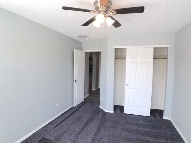 Building Photo - Don't miss out!  Beautiful 3 bedroom Los Lunas Home! Open Layout, spacious living room. Easy I-25...