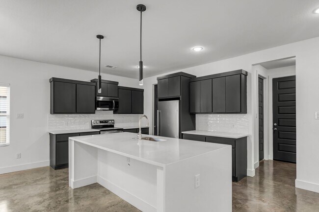 Building Photo - MOVE IN SPECIALS