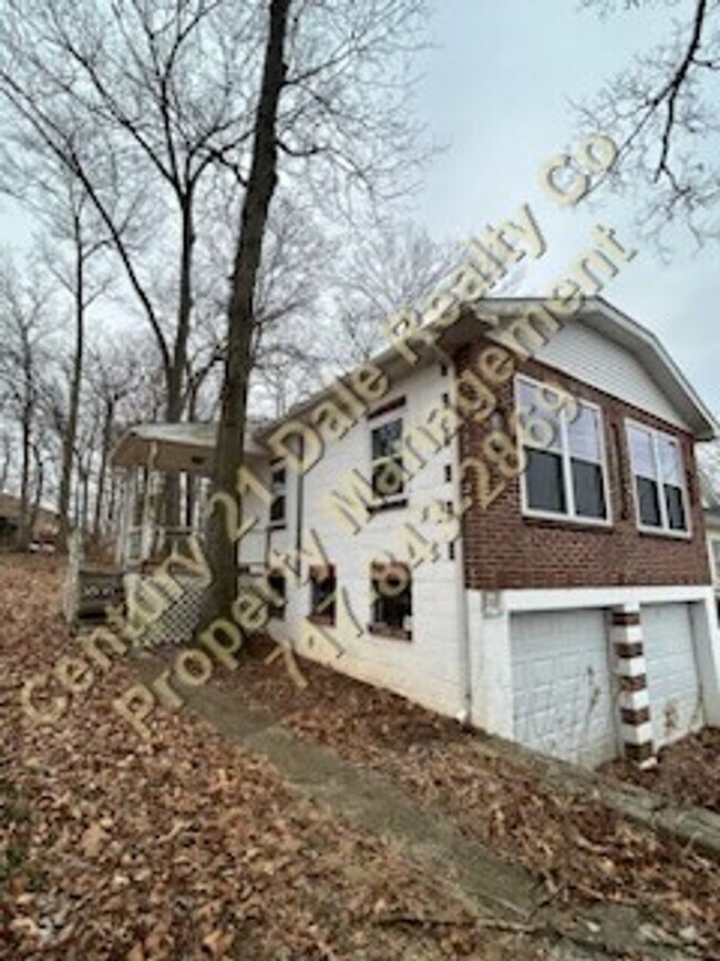 Primary Photo - One Bedroom Apartment with One Car Garage ...