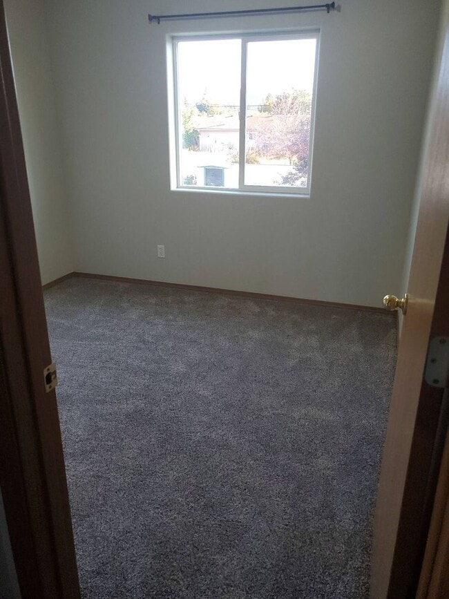 Building Photo - Wonderful 3 bedroom 2 bath Duplex in Post ...
