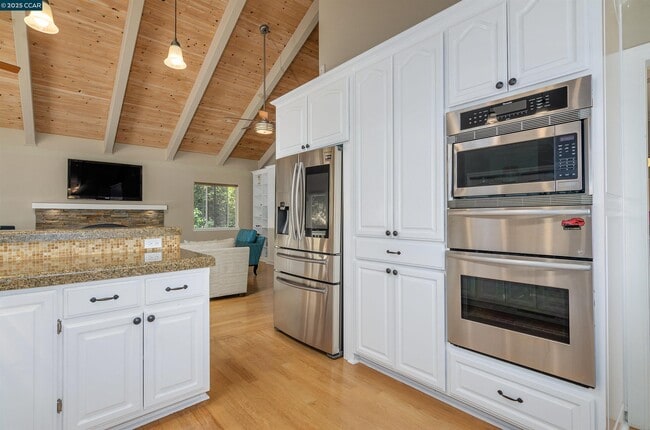 Building Photo - 3434 Woodview Dr