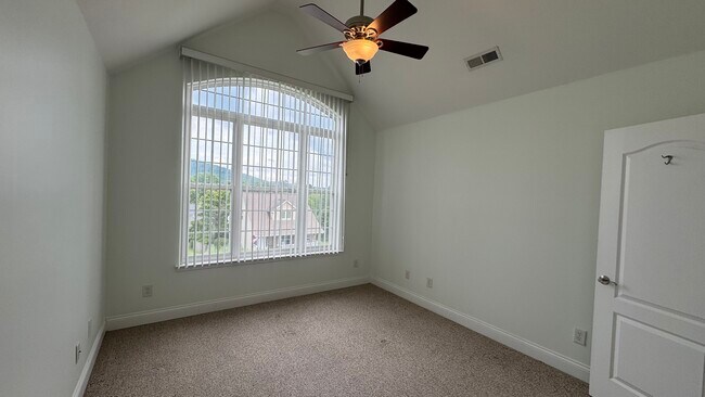 Building Photo - 5685 Hyacinth Ln