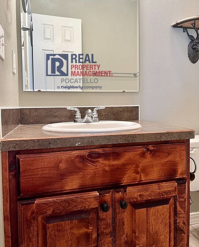 Building Photo - Beautiful 6 Bedroom 3 Bath house - 2 Car Garage - 6 month lease