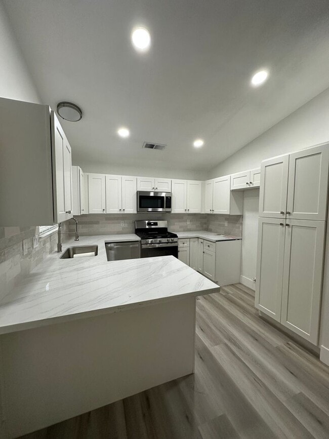 Building Photo - Must see newly remodeled home!!!