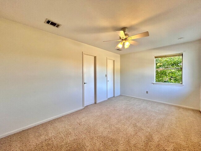 Building Photo - Spacious 4/BR 3.5/BA Two-Story Home with P...