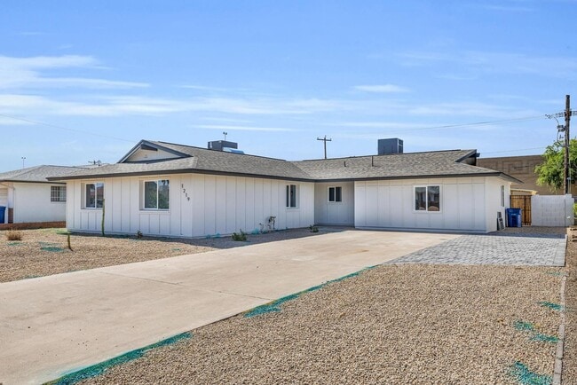 Building Photo - 6 BED/4 BATH Complete remodel with backyard pool & bar