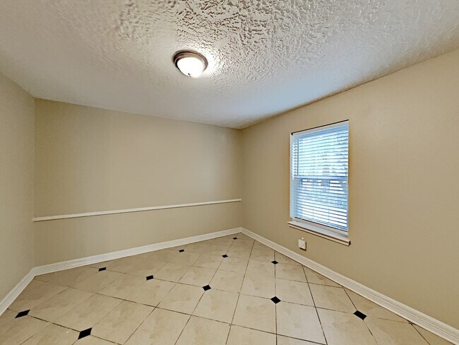 Building Photo - 16395 Havenpark Dr