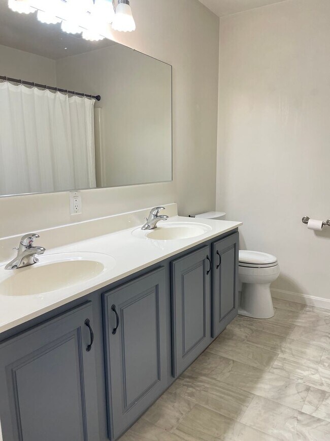 Building Photo - Beautiful Luxury Townhome in Lancaster