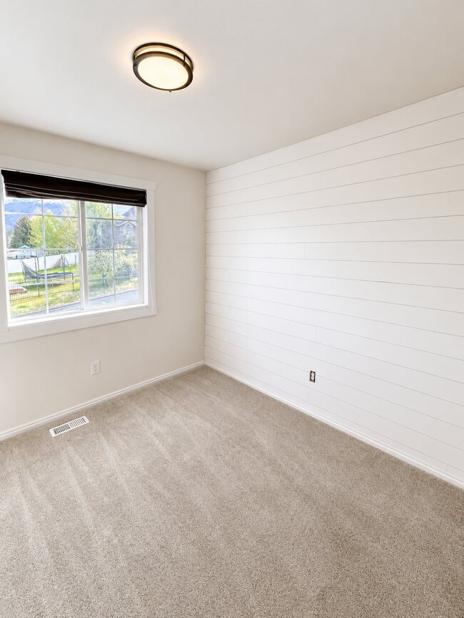 Building Photo - 15096 S Vernal Cove