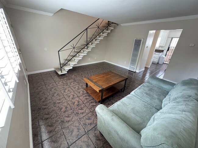 Primary Photo - 1126 W 37th Pl