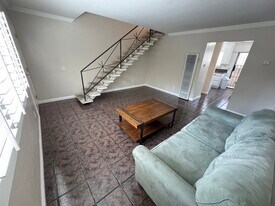 Building Photo - 1126 W 37th Pl