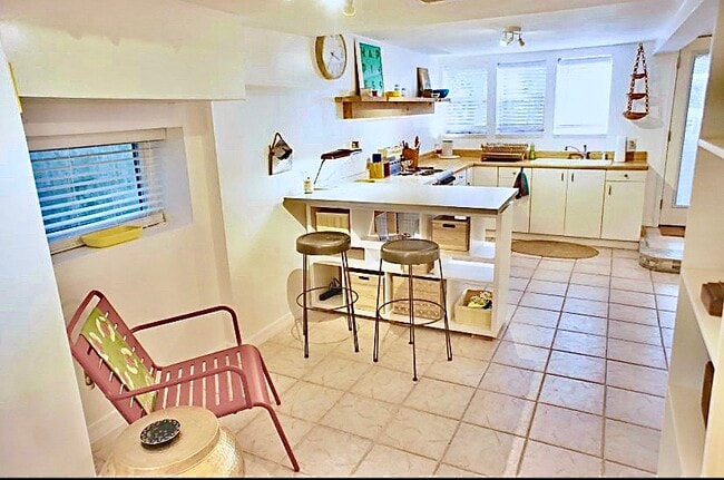 Building Photo - 21 Arenta St