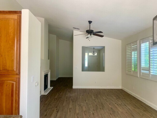 Building Photo - 4 bedroom 2 bath Empire Ranch home