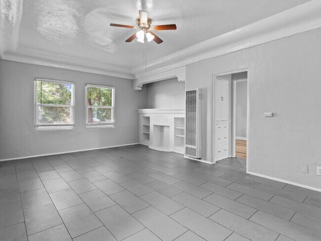 Interior Photo - 820 Lime Avenue
