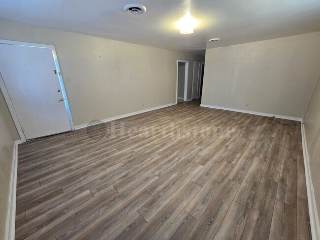 Building Photo - 717 Sandia Dr