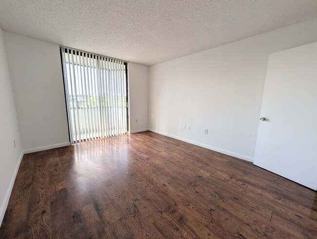 Building Photo - Spacious 2BR/2BA Residence – Great Kendall Location