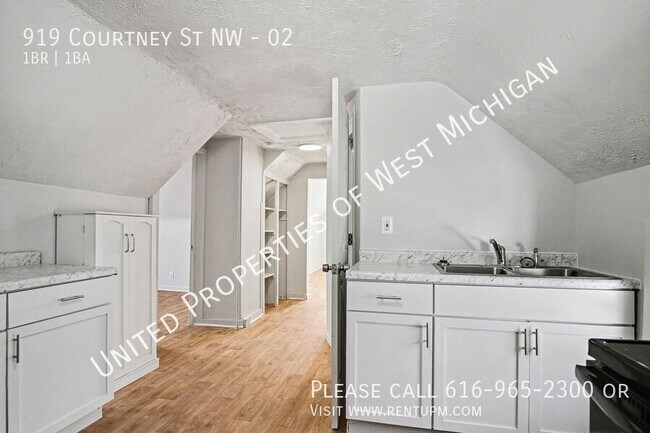 Building Photo - 919 Courtney St NW