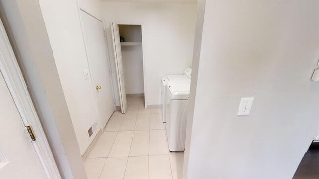 Building Photo - 7812 Thornhill Dr