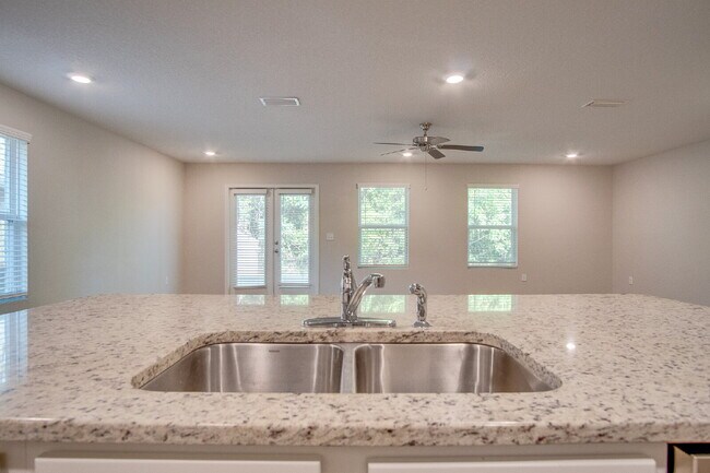 Building Photo - Lakeshore Preserve 3BR Home with Garage – Pet Friendly