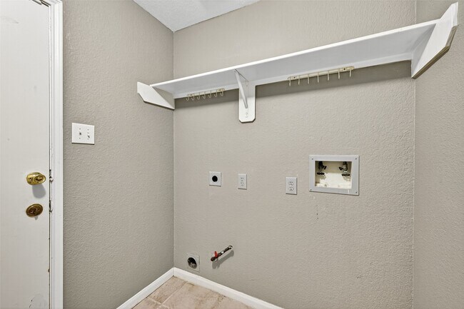 Building Photo - 5615 W Harrow Dr