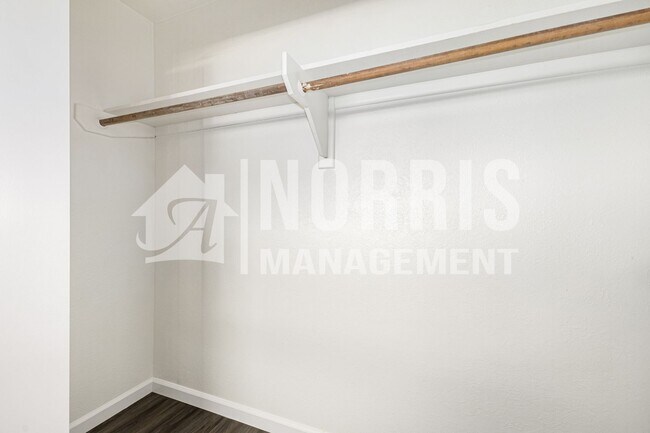Building Photo - Convenient, Beautifully Updated Space Available Now!