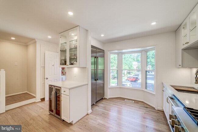 Building Photo - 8 Carriage House Cir