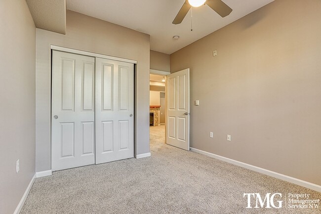 Building Photo - Beautiful Ground Level 1+br Condo ** Water/Sewer/Garbage Included **