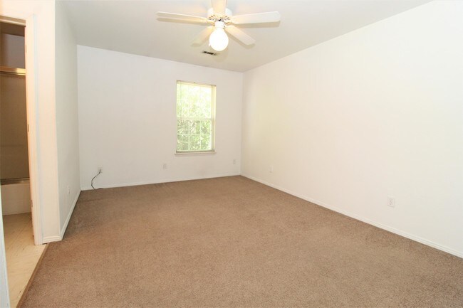 Building Photo - 1006 N Molly Ct