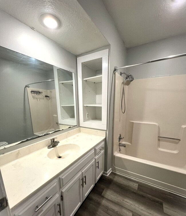 Building Photo - SEE IT NOW: Bright & Spacious Living in the Heart of North Kansas City!