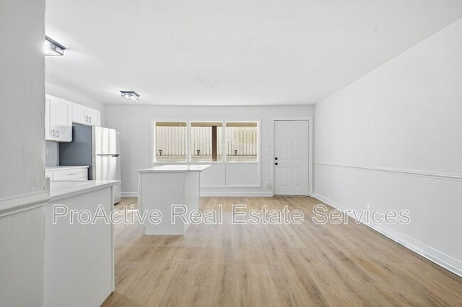 Building Photo - 2065 E Ocean View Ave