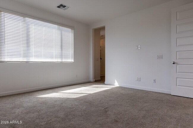 Building Photo - 9115 W Glenrosa Ave