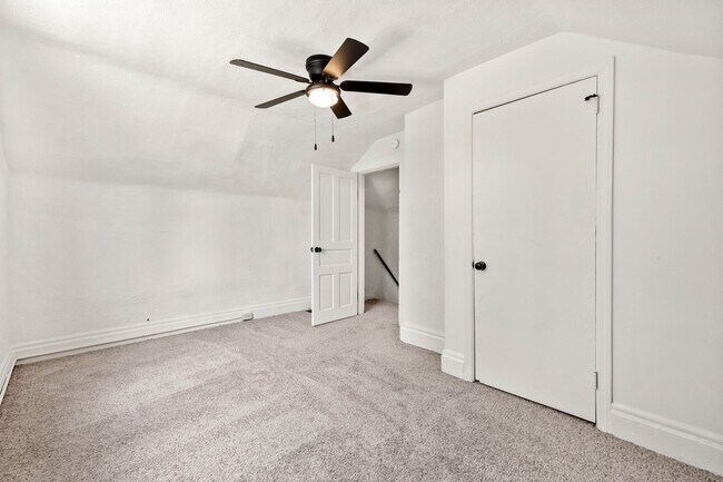 Building Photo - GREAT TWO BEDROOM IN SOUTH SIDE SLOPES!