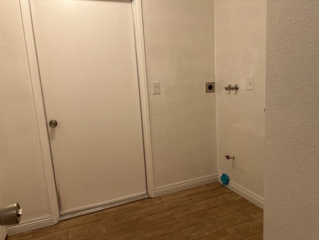 Building Photo - 2 Bedroom 1 Bath Home at the End of a Culd...