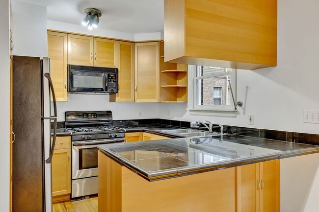 Building Photo - Charming and well-maintained 2-bd 1-bath h...