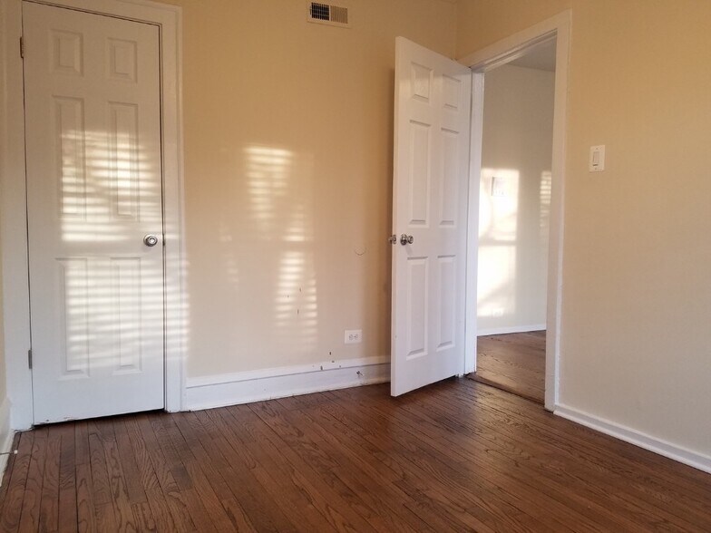 Building Photo - 829 Dobson St