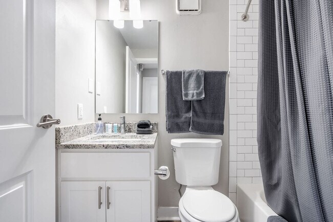 Building Photo - 615 N East St