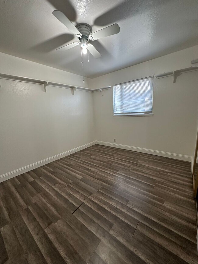 Building Photo - Charming & Cheery 3-Bedroom 2bathroom home...