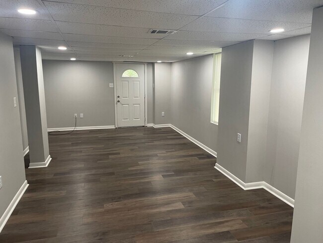 Building Photo - 2 Bedroom 1 Bath Duplex Utilities Included