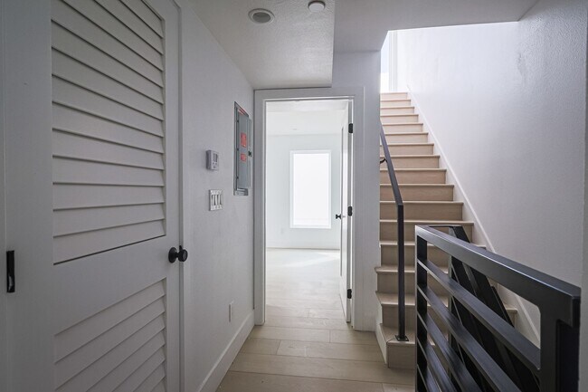Building Photo - Modern 4 Bed / 3 Bath Townhome with Privat...