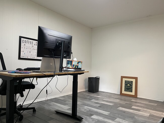 Building Photo - 1721 N High Point Rd