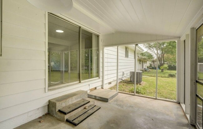 Building Photo - 3 Bedroom PLUS SUNROOM | 2 Bathroom | 2 Ca...
