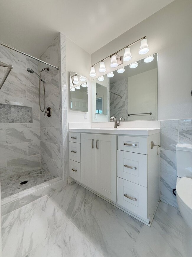 Building Photo - 4 Bed + 3 Bath + Bonus Room + Loft