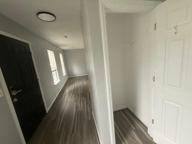 Building Photo - 4826 Golfview Dr NE