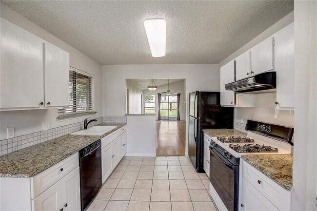 Building Photo - 605 Russet Valley Dr
