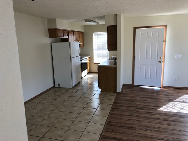Building Photo - 2 bedoom duplex close to the bypass
