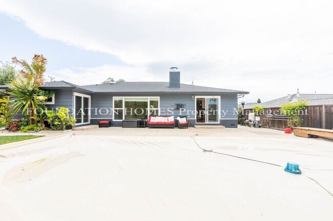 Building Photo - 10 - 22 Month FURNISHED Lease: Bring Indoor/Outdoor Living HOME with this 3bd+/2.5ba plus Pool & ...